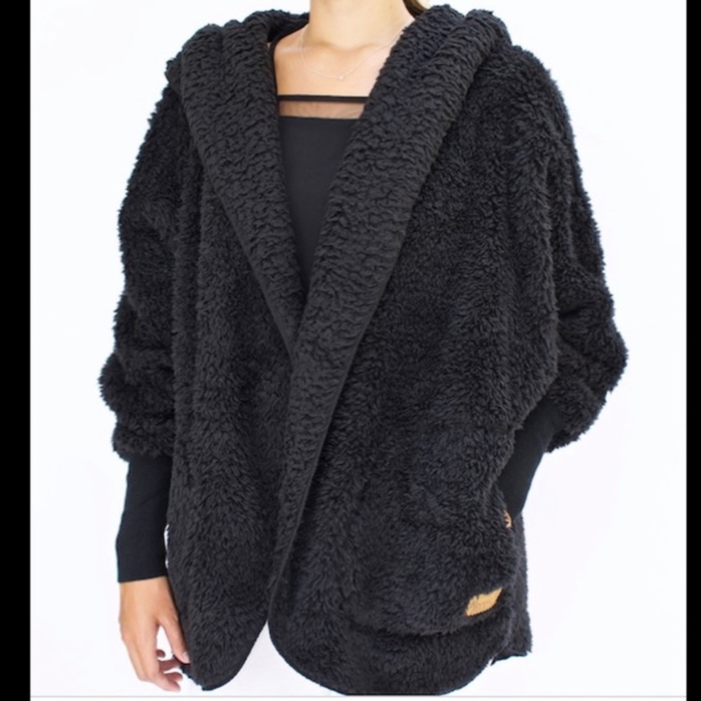 *MOVING! SEND OFFERS* Nordic Beach Wrap